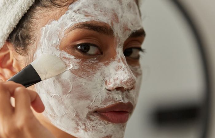 Soothing mask with aloe and honey applied to the skin